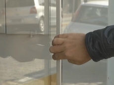 Ladrão usa vara de pescar                 para fisgar roupas