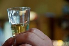 Criança ingere cachaça                              e é hospitalizada