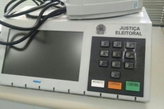 Eleitor cola tecla de urna                                               e é procurado pela Polícia Federal