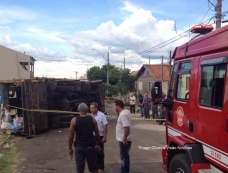 Caminhão de lixo tomba e deixa feridos