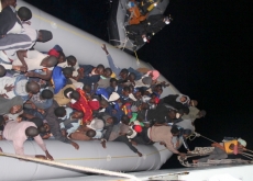 89 pessoas à deriva no mar                       são salvas por navio