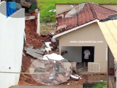 CHUVA: Defesa Civil e Bombeiros tentam evitar novos deslizamentos. Casas são interditadas