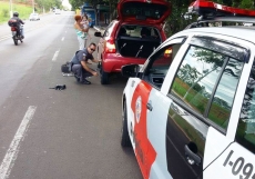 PMs trocam pneu de carro         e fotos "bombam" na internet