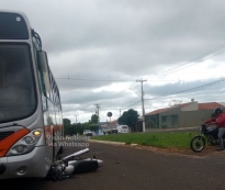 AGORA: Ônibus colide com moto