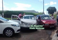Colisão entre carros               na zona norte de Marília  