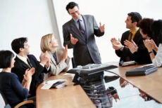 Homem mais rico do mundo               defende jornada de 3 dias por semana