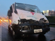 Ambulância colide contra            carreta de carne