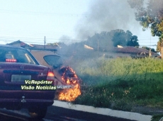 Carro pega fogo e assusta moradores da zona norte