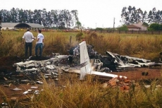 Mulher resgata filho em avião que caiu