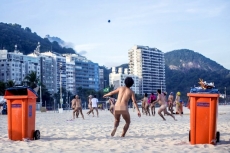 Grupo protesta jogando bola nu na praia de Copacabana