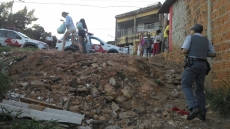 PM apreende Crack e cocaína              em grande quantidade em favela