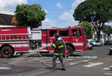 Caminhão pega fogo em oficina      e mobiliza Bombeiros