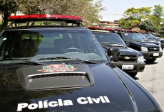 Quadrilha faz famílias reféns e leva R$150 mil em produtos de barracão