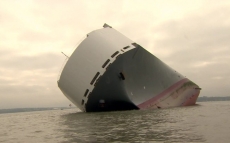 Navio com 1,4 mil carros                    encalha                         no litoral britânico