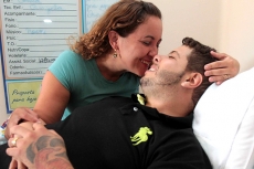 Á espera da cura, paciente               com câncer se casa em hospital