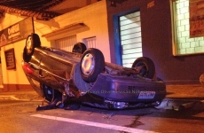 Carro capota após colisão no centro. Motorista foge e depois se arrepende