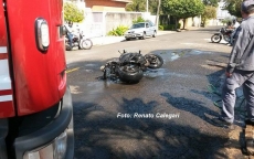 Moto de R$ 30 mil pega fogo     e fica destruída