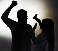 Filho é preso após agredir              e esfaquear a mãe