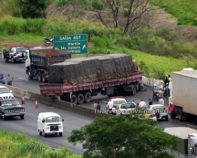 Susto na rodovia do Contorno       : carreta perde freio