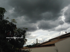 Deve chover durante a semana          toda. É a previsão