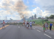 AGORA: Moradores protestam em rodovia