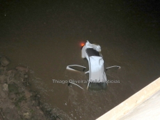 ACIDENTE: carro cai em ribanceira e vai parar dentro de rio: cinco feridos