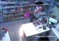 Câmera filma assalto            a farmácia