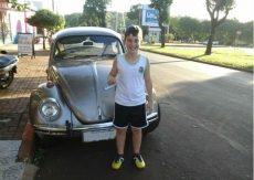 Aos 10 anos, comprou carro      . É só economizar