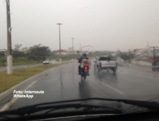 Internautas registram chuva. Região: estragos