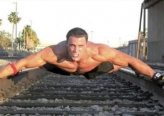 Homem desafia trem e morre atropelado