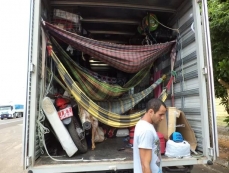 PRF encontra trabalhadores                    sendo transportados em baú de caminhão