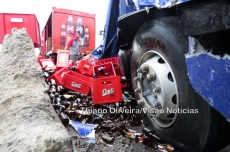 Caminhão tomba em rodovia