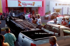 Carro capota no centro e assusta moradores