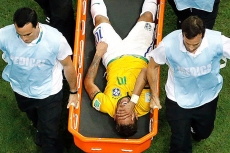 Neymar fratura vértebra e está fora da Copa