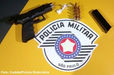 Homem é preso com pistola                 durante blitz