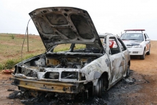 Carro é incendiado e entregue como oferenda