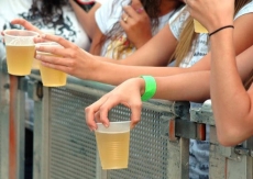 Alerta: beber começa bem cedo     , constata IBGE
