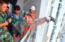 Irresponsabilidade: criança                   corta corda de segurança de trabalhador no 8º andar