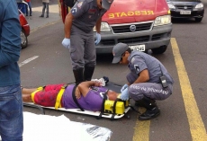 Colisão: Moto e bicicleta                        colidem em avenida