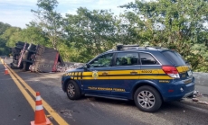 Carreta tomba na BR-153