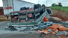 Caminhão capota na rodovia