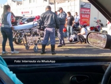 Acidente fere motociclistas                                       no centro