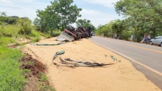 Carreta tomba em rodovia.