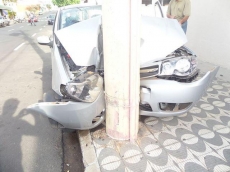 Motorista bate em poste          ao perder o controle do carro