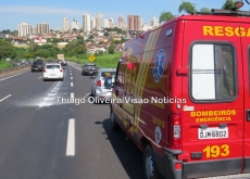 Acidente entre carro e moto fere motociclista na SP-294