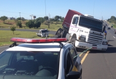 Carreta tomba em alça         de acesso da SP-294