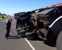 Carreta tomba em rodovia