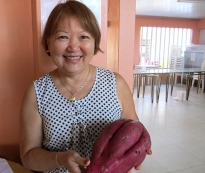 Empresária colhe batata com mais de 2 quilos em sua propriedade rural