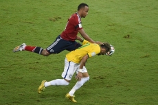 Fifa não punirá Zúñiga               por falta que gerou lesão em Neymar