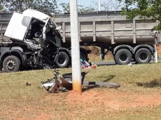 Caminhões batem em rodovia           e  motorista fica ferido